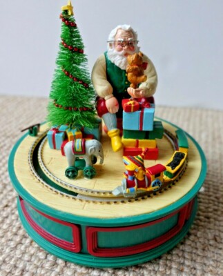 Willitts 16cm musikalische Weihnachtsmannszene mit beweglichem Zug und sich drehendem Teddy 
