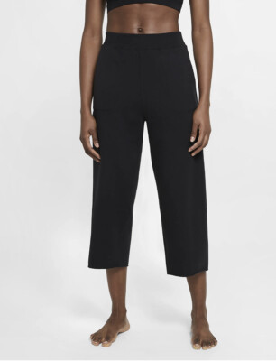 DA0776-090. Women Cropped Fleece Pants. Nike Yoga Lux