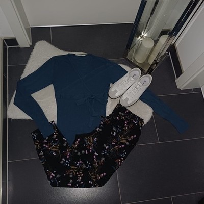 Neu Set Outfit L 42 44 Strickpulli blumenmuster petrol Veromoda Hose schwarz Top