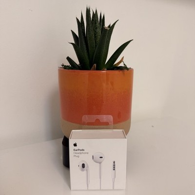 New Apple EarPods with 3.5mm Headphones Plug White MNHF2AM/A