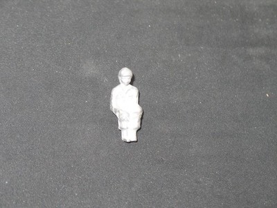 CIJ R44, Soldat Fahrer Mit Geschlossenen Beinen Aus Rohmetall (Solido Dinky)