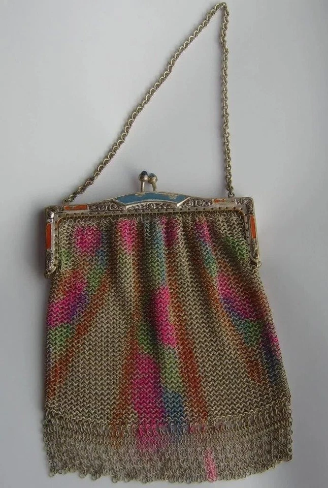 Cartera Art Deco Plateada de Malla Arco Iris con Marco Esmaltado y Cierre de Vidrio Azul Foto 3 de 4