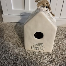 RAE DUNN "CHASING RAINBOWS" Domek dla ptaków z tęczową bielą z metkami