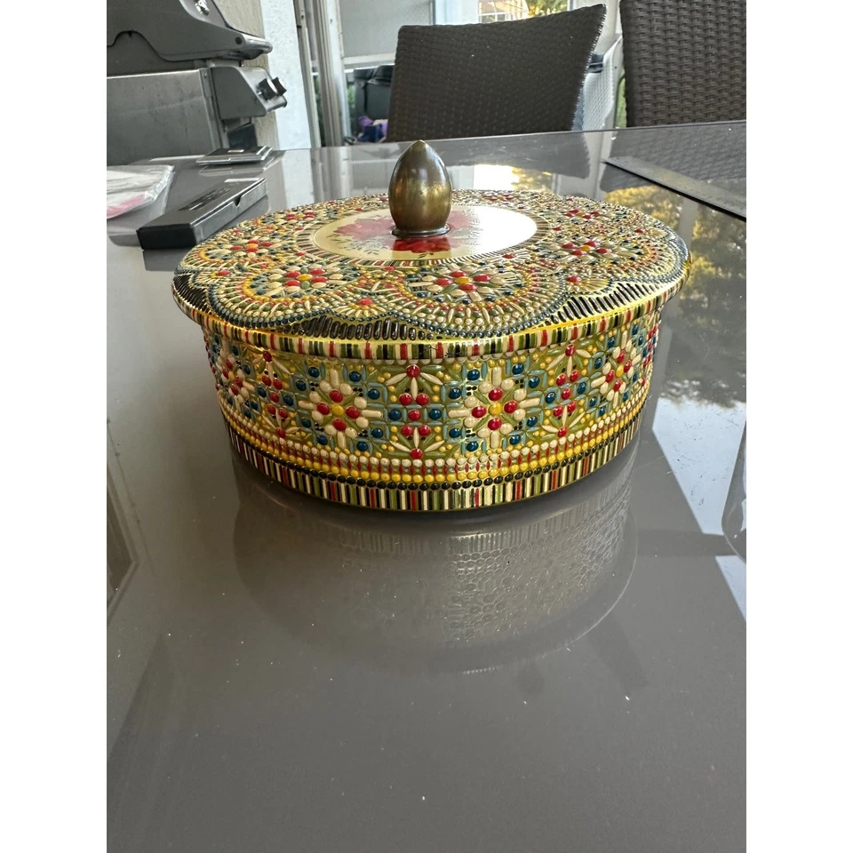 Caja de hojalata vintage decorativa hecha en Holanda rosas rojas diseño floral redonda en muy buen estado Foto 3 de 4