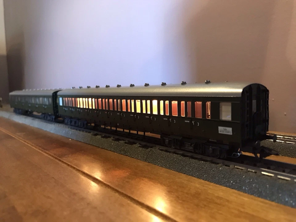 Marklin HO 43100, 43110, 43119 Compartment Cars + 3 73150 Lighting Kits - Image 3 of 4