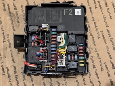284B7 1PA0A  2014 Nissan NV200  AT OEM Engine Fuse Box