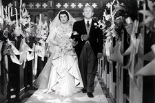 Elizabeth Taylor Walking From The Hand Of His Father 4x6 Picture Celebrity Prin