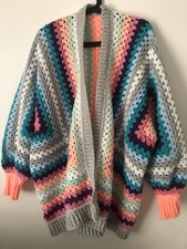 Handgefertigte gehäkelte Oversize Strickjack...