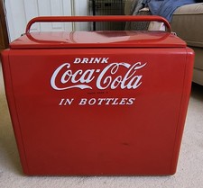Glacière Coca-Cola Cavalier en métal vintage années 50 avec plateau, décapsuleur et bouchon 