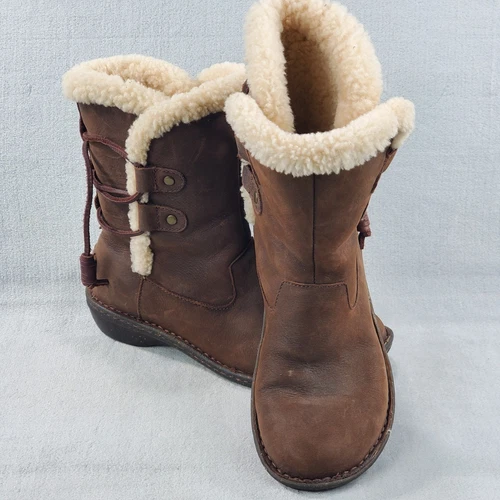 Stivali UGG Akadia pelle marrone donna US 7 sherpa foderati cravatta dietro 1007760 usati in ottime condizioni