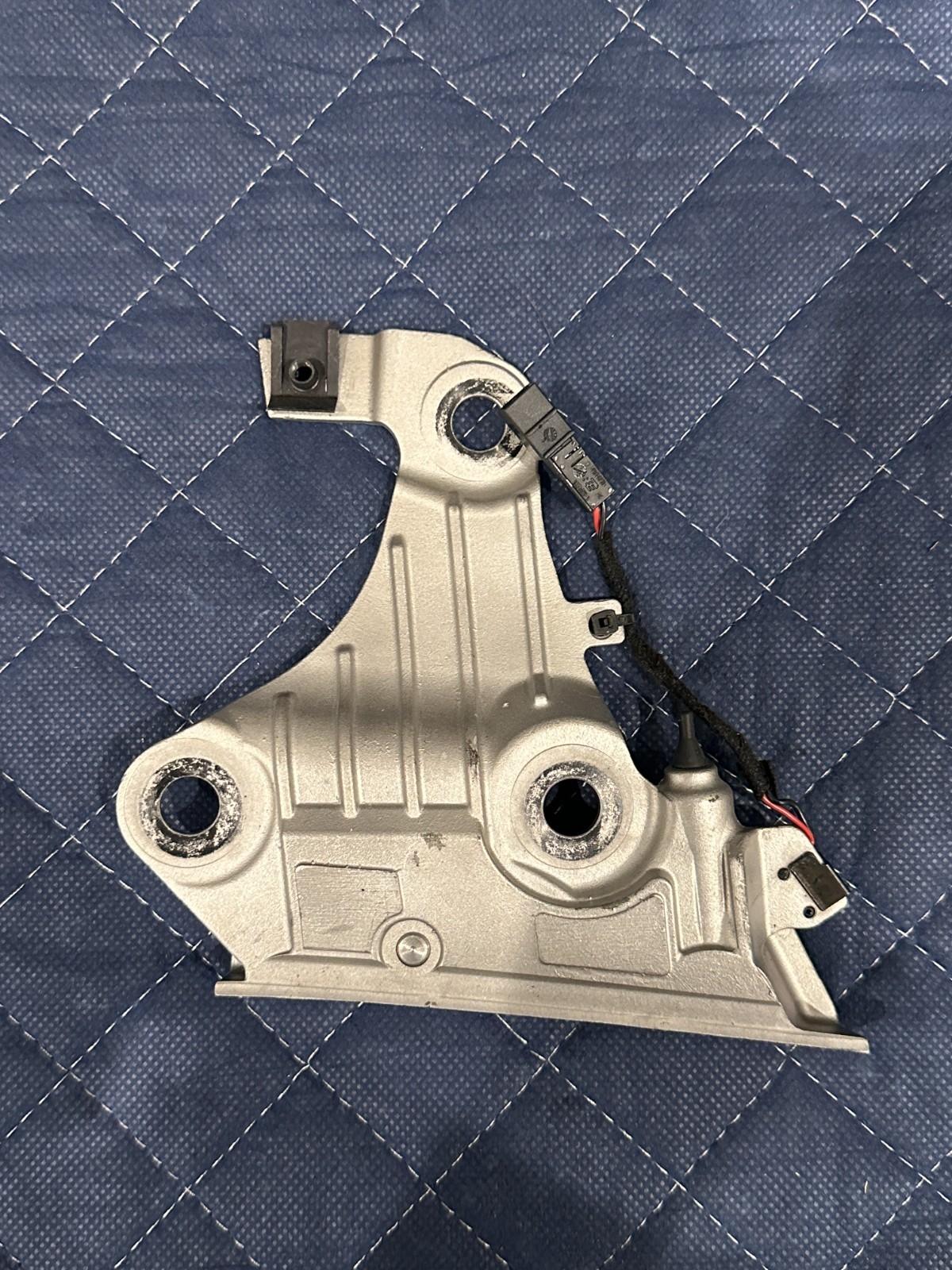 2014 AUDI R8 SPYDER LEFT RIGHT CONVERTIBLE TOP LATCH MOUNT PLATE 427 871 443 A