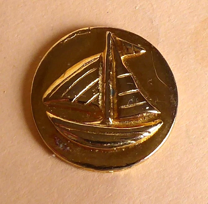 Fève en métal doré - La Mer - 1999 - le Voilier - Photo 1/1