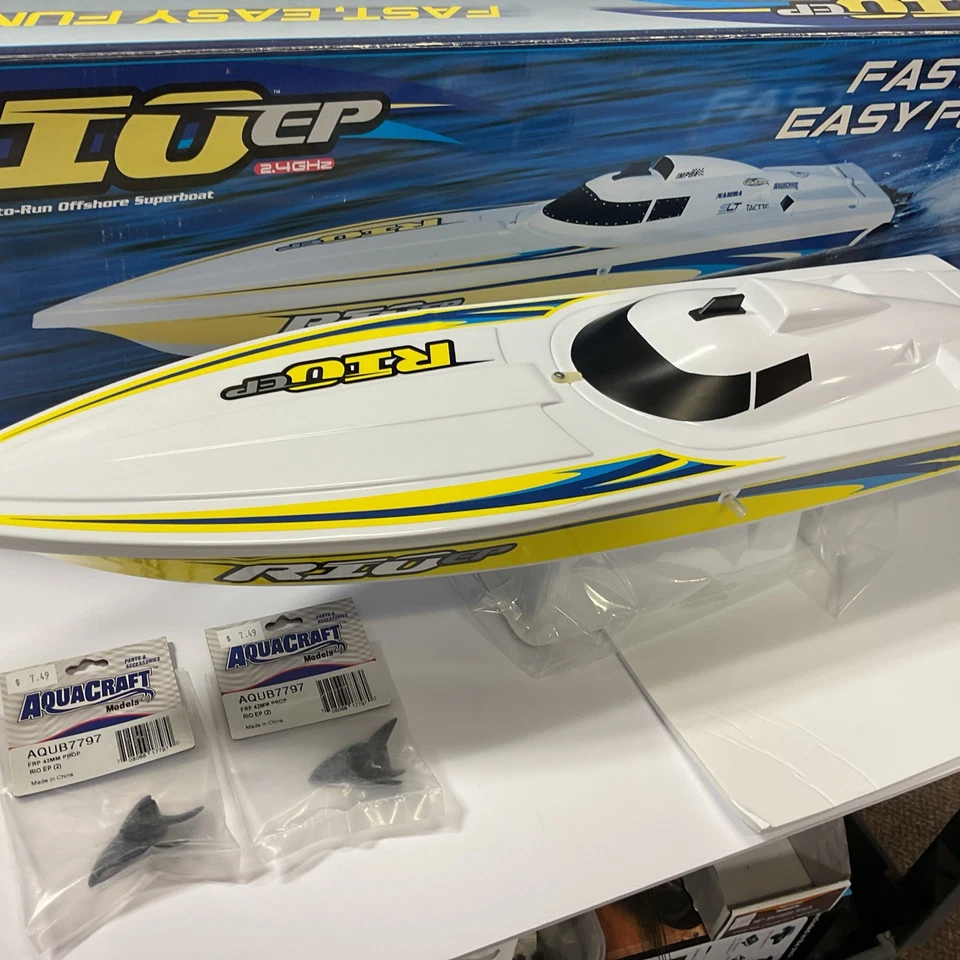 NEW AQUACRAFT AQUB1800 RIO EP RTR RC BOAT ELECTRIC W/ ORIGINAL BOX & SPARE PROPS - Image 2 of 4