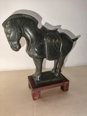 statue de cheval en pierre verte - Photo 1/4