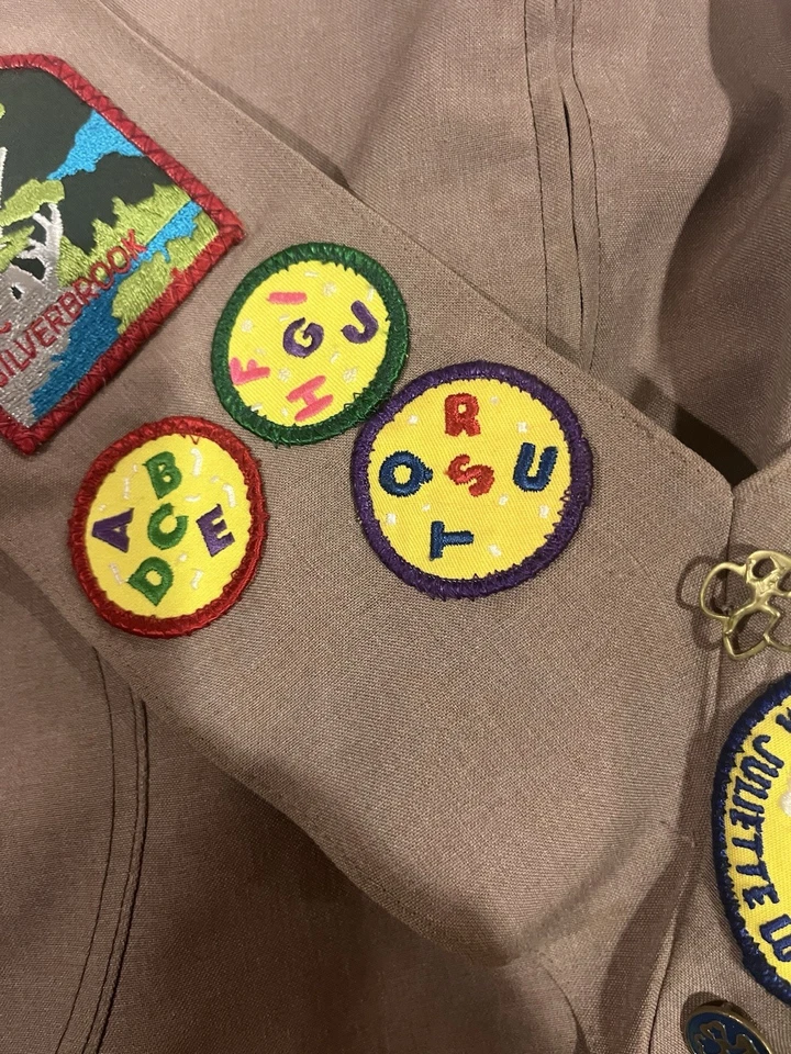 Винтажный пояс для девочек-скаутов Milwaukee с множеством нашивок, кнопкой и булавкой - Изображение 3 из 4