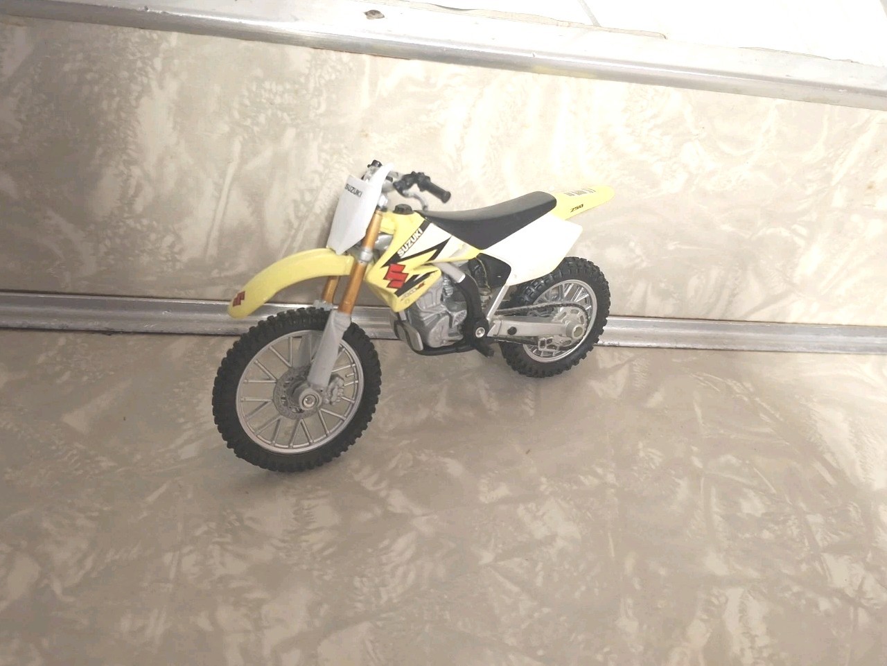 Maisto Suzuki RM-Z 250 1:18 Diecast Dirt Bike Yellow Motocross Model 2 Wheelers