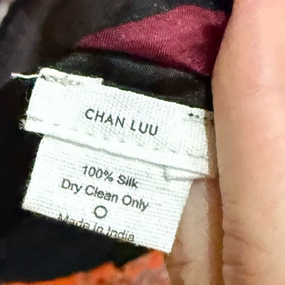 Chan Luu Bufanda Seda Floral Negro Rojo Foto 2 de 4