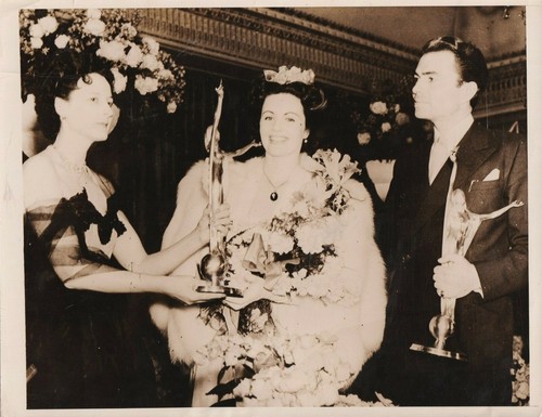 BRITISH FIL STAR MARGARET LOCKWOOD + JAMES MASON GET OSCARS 1946 ORIG PHOTO 294 - Afbeelding 1 van 2