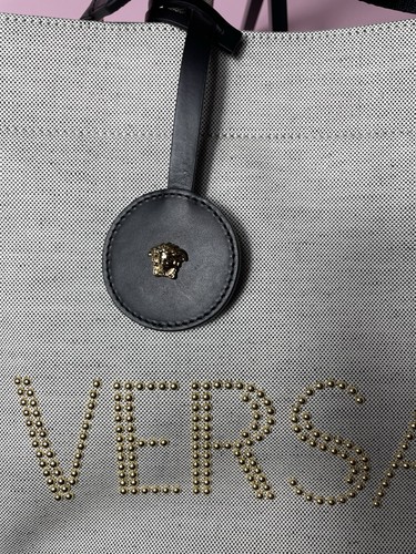 Bolso de Mano Versace La Medusa Grande de Lona Tachonada Nuevo con Etiquetas Venta al por menor $1675 - Imagen 3 de 11