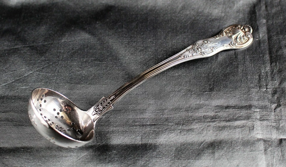 Cucharón/tamizador de azúcar Scottish King's Sterling Berry (Glasgow, 1859, J & W Mitchell) Foto 2 de 4