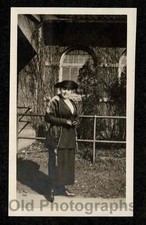 FLAPPER ERA WOMAN HAT WRAP SKIRT JACKET SIDEWALK OLD/VINTAGE PHOTO-A838