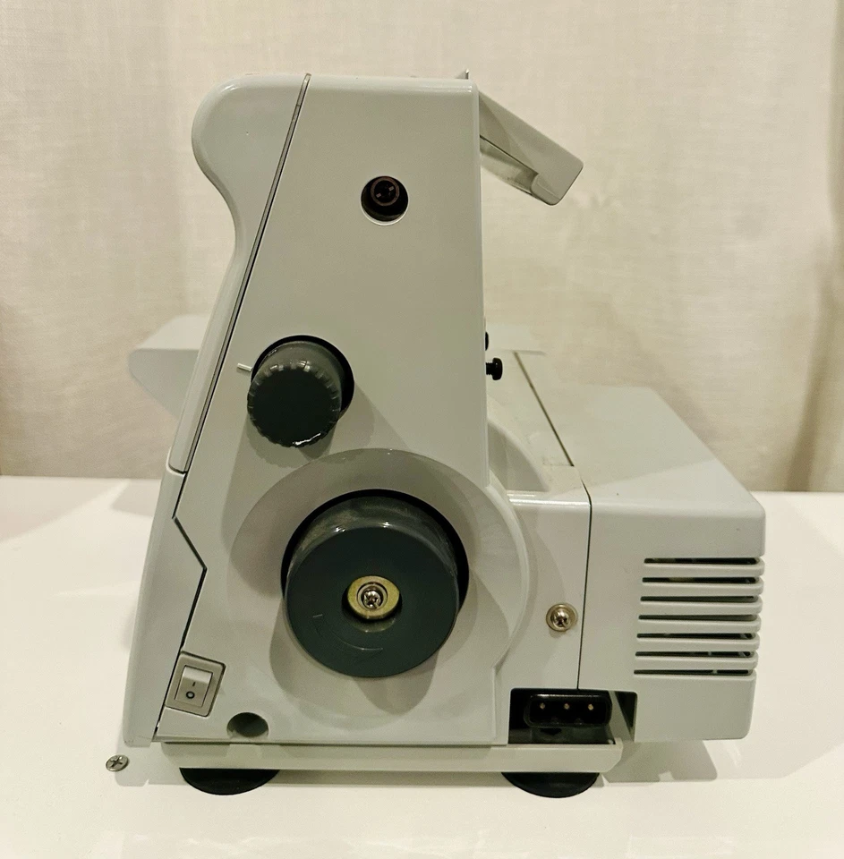 Singer Professional Pro4D Serger – Differential Feed – Powers On – As-Is - Image 4 of 4