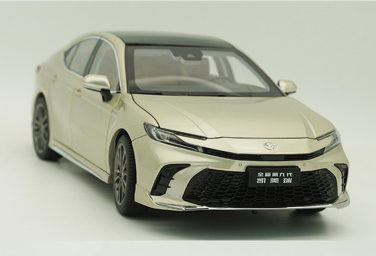 ミニカー 1/18 トヨタ 第9世代カムリ TOYOTA CAMRY 2024 1/18 Scale Toyota Camry 2024 9th Generation Silver Diecast