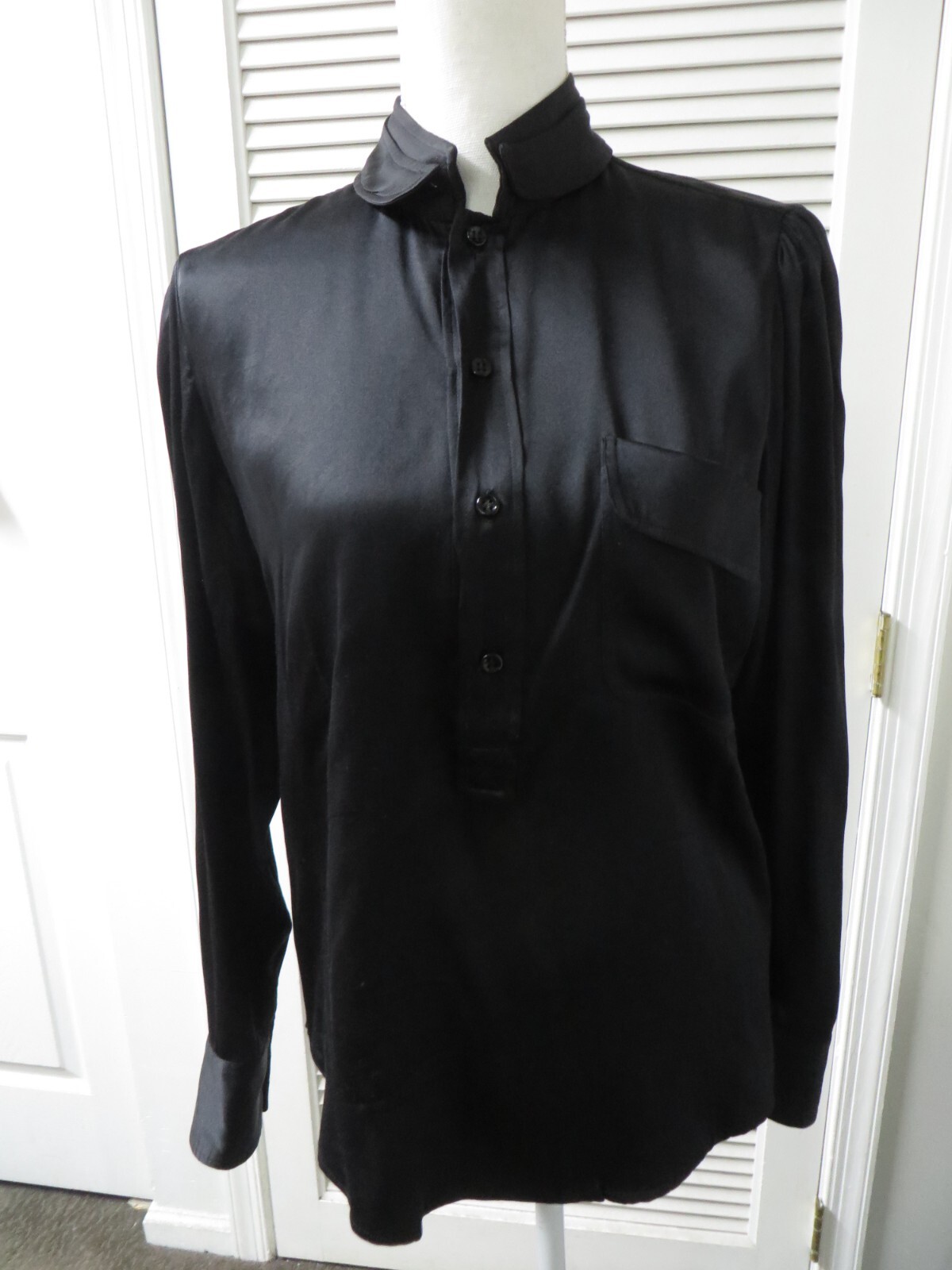 Top YVES SAINT LAURENT Rive Gauche seta Henley manica lunga nero medio nuovo senza etichette