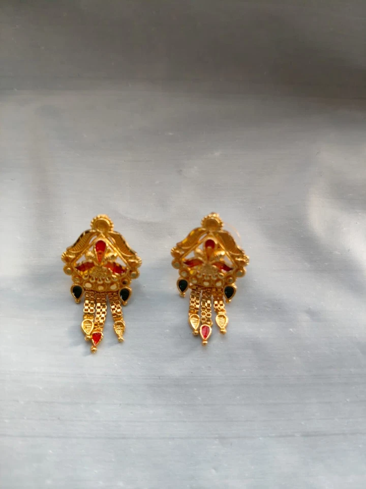 Pendientes piercing de diseñador con pasador de joyería de moda tono oro amarillo Foto 4 de 4