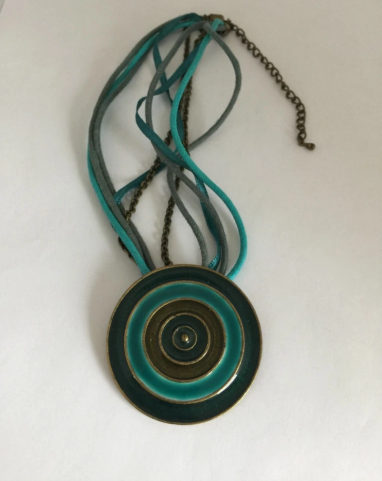 COLLIER MULTI RANG/ PENDENTIF ROND/ METAL/ CONTON TRESSE/SOIE/ LBMDJ/ANNEES 2000 - Photo 3/4