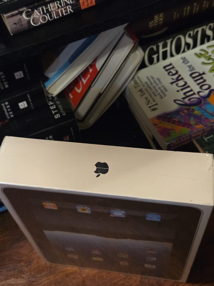 **NEW UNOPENED** Apple iPad 1st Gen 16GB Wi-Fi 9.7 inch Black - MB292LL/A - Image 3 of 4