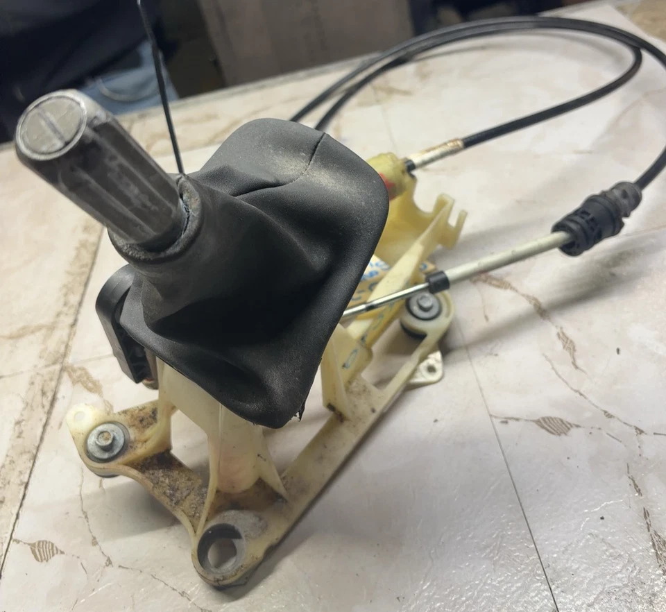 05-11 VOLVO S40 V50 Conjunto de palanca de cambios de piso estándar de 5 velocidades con cables Foto 3 de 4