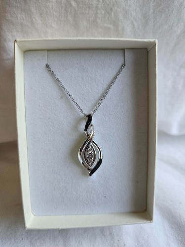 NEW KAY JEWELERS BLUE & WHITE DIAMOND SWIRL STERLING SILVER PENDANT AND CHAIN #E