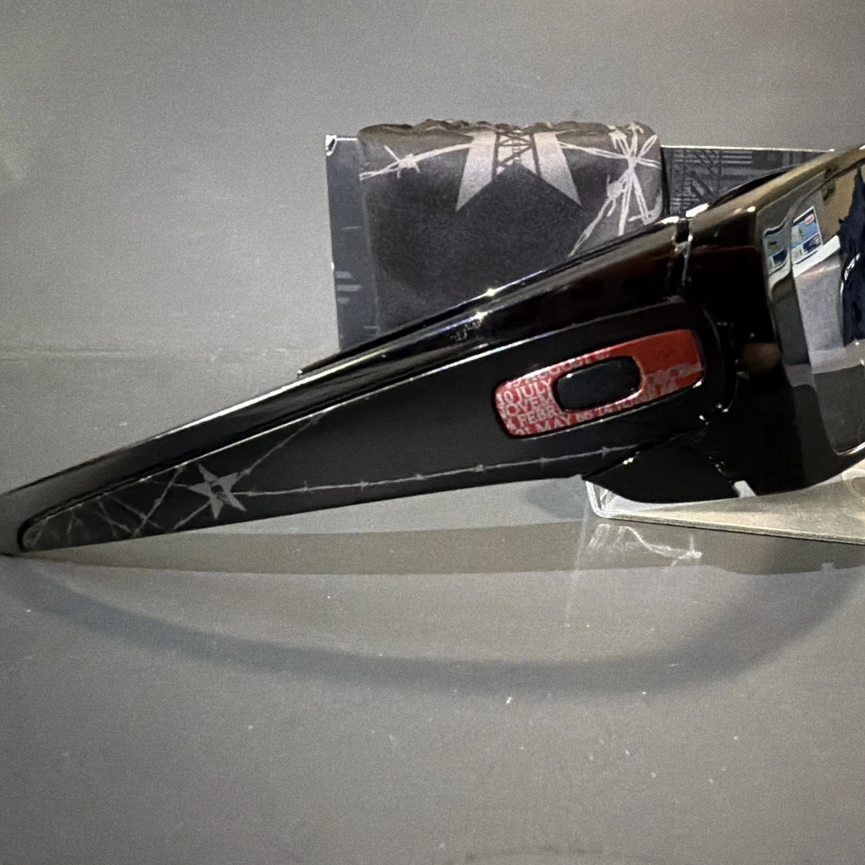 Oakley Fuel Cell SI POW/MIA Never Forget Tribute Edition OO9096-75 - Imagen 2 de 4
