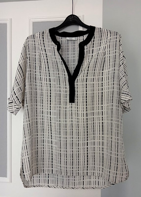 VINCE Designer Silk Over Blouse (Size 8) Soft White/Black Full Description Below