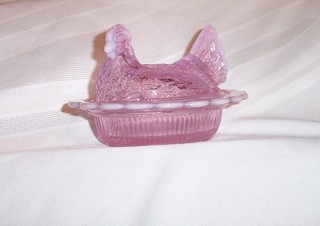 MOSSER Glass Hen On Nest 6 1/2 ” Pink Opal Glossy Split Tail Hen mint