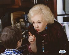 Doris Roberts Autographed Signed 8x10 Photo ACOA