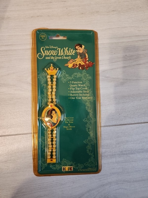 1993 Snow White Disney Digital Watch Faux Pearl Band Crown Clasp NOS