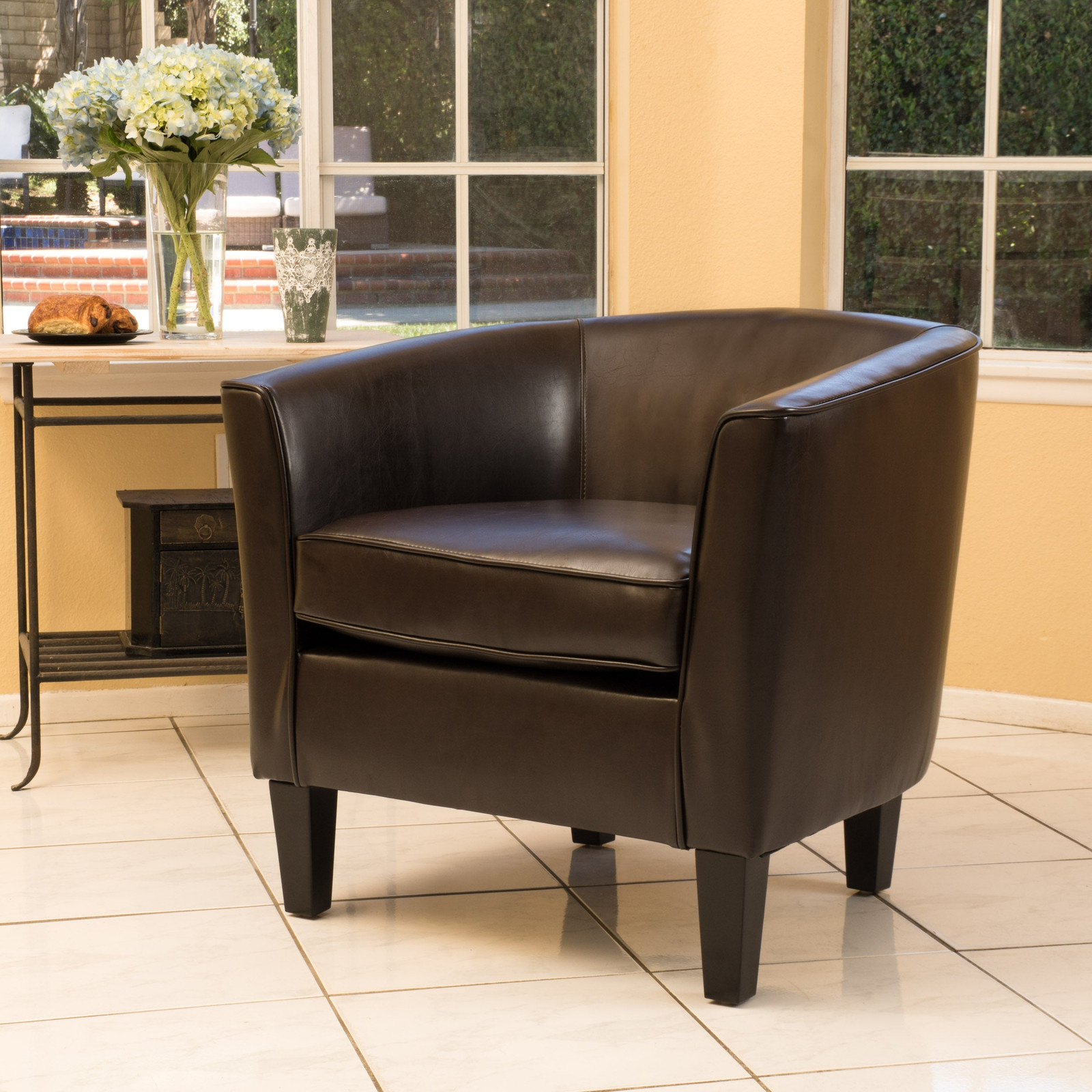 Modern Club Chair – Stylish & Comfortable Lounge Seating for Any Space  