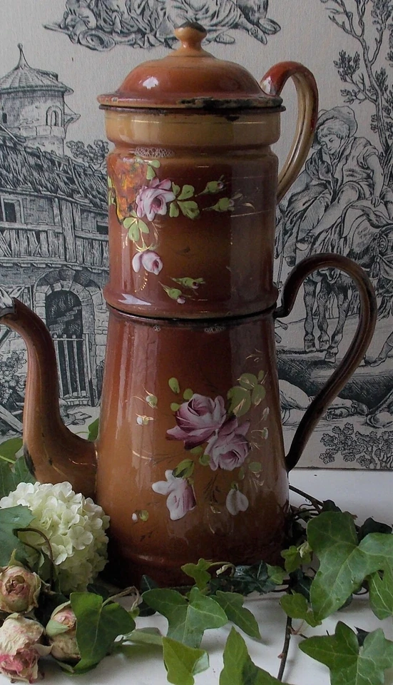ANCIENNE CAFETIERE EMAILLEE DOUBLE MARRON A FLEURS ROSES shabby - Photo 1/4