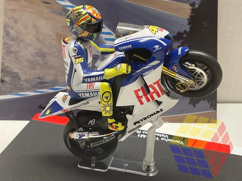 ☆Valentino Rossi #46• Moto GP 2009• Yamaha YZR-M1 Petronas +Figura Piloto (1/18) - Imagen 3 de 4