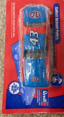 Richard Petty #43 1967 Plymouth Belvedere Car Diecast 1:64 WISK