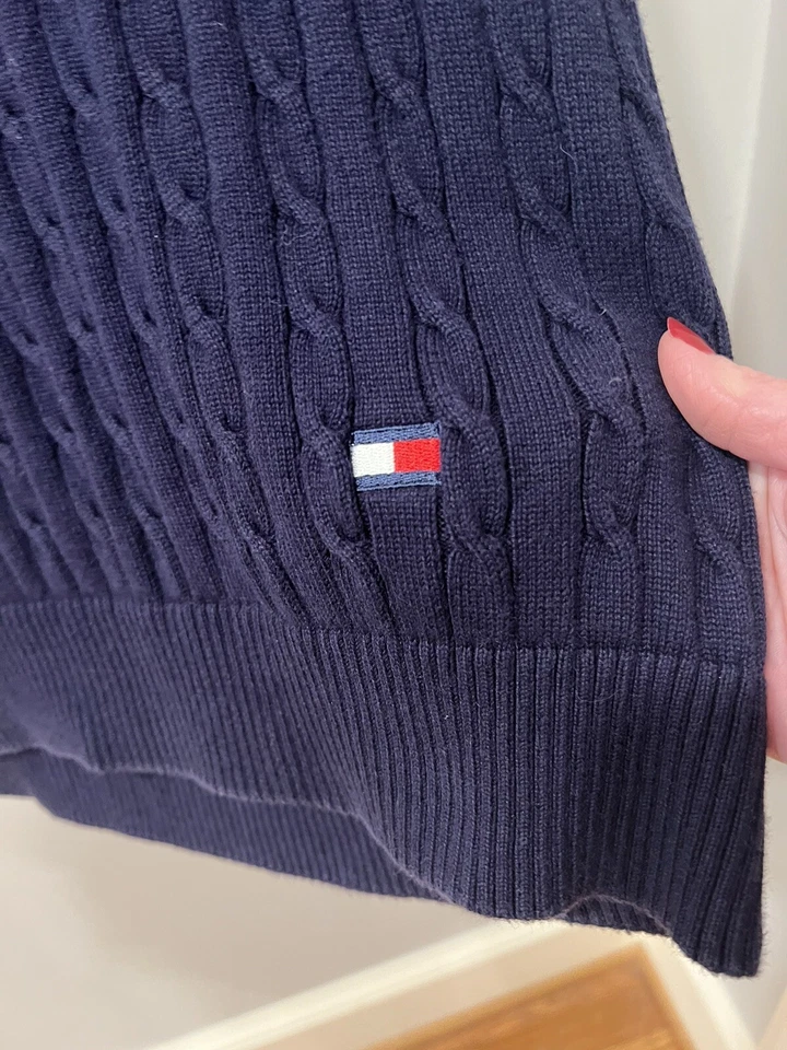 Suéter Chaleco de Colección Tommy Hilfiger Para Hombres Grande Bandera Logo Tejido con Cable Cuello en V Azul Foto 3 de 4
