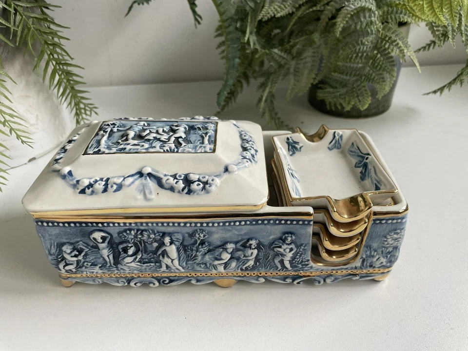 Vintage Capodimonte Cigarette Holder Case & 4 Small Ashtrays Italian Blue Cherub - Image 2 of 4