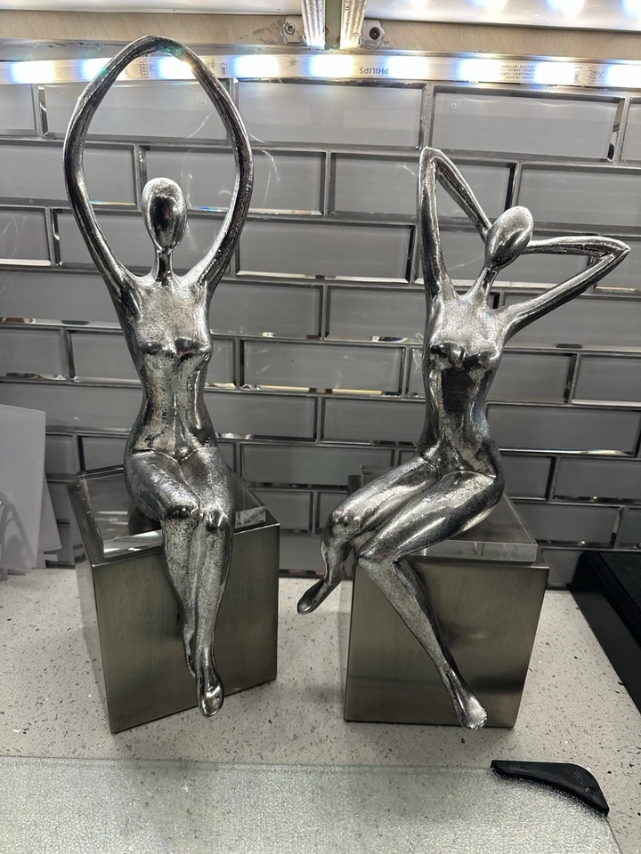 Juego de 2 estatuillas Uttermost Jaylene de resina de acero y cristal en plata Foto 3 de 4