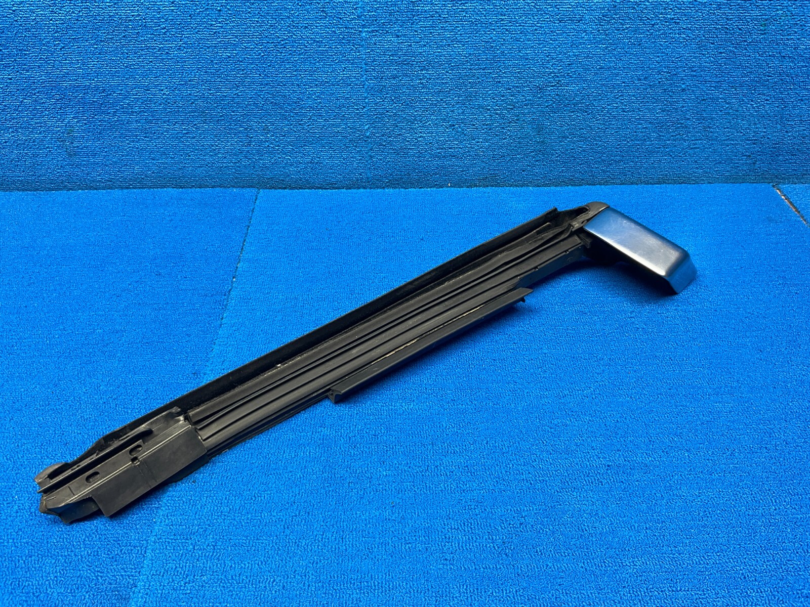 2005 - 2010 BENTLEY CONTINENTAL GTC REAR LEFT QUARTER WETHERSTRIP SEAL OEM