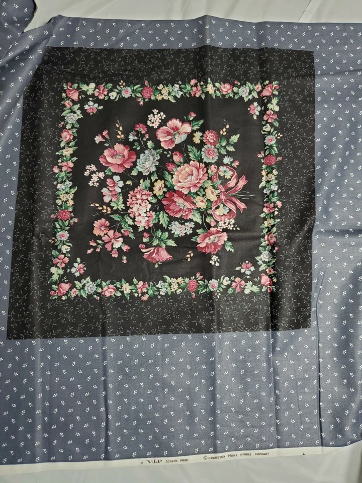 44" x 2 1/2 jardas preto, cinza, grinaldas florais malva e painéis buquês V.I.P - Imagem 4 de 4