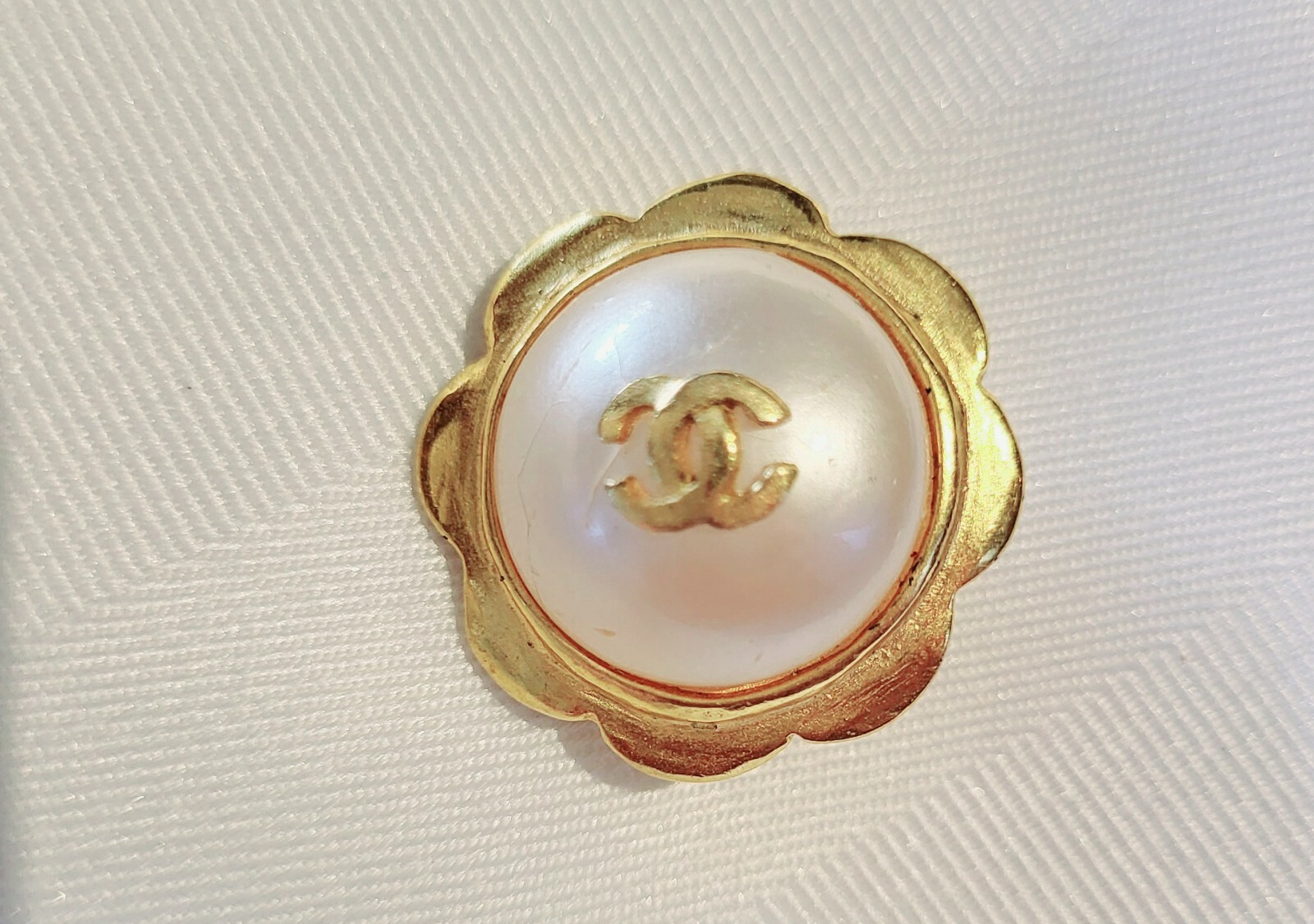 CLASSY AUTHENTIC CHANEL PEARL BUTTON CC LOGO VINT… - image 7
