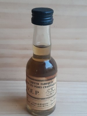 süße gelbe Kartause VEP 1980er kleine Miniaturflasche Mini V.E.P