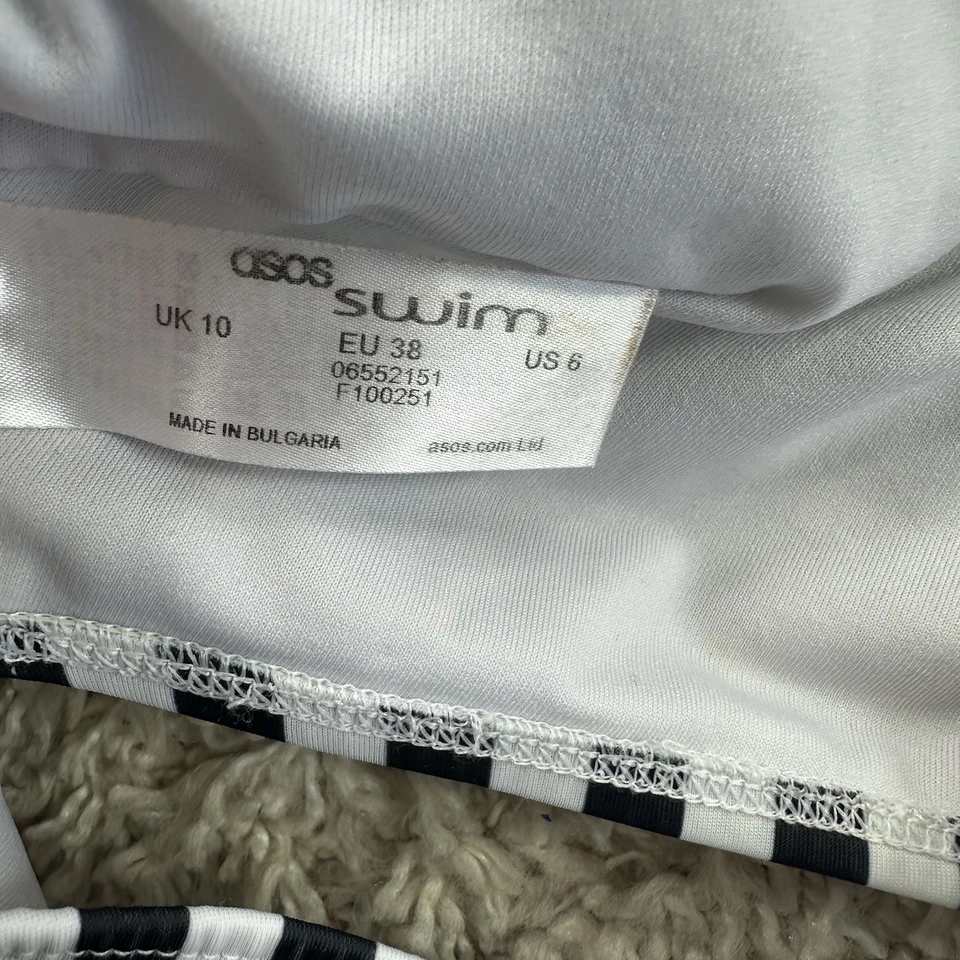 Traje de baño bikini a rayas pequeño talla 6 de ASOS negro blanco gótico sin almohadillas Foto 4 de 4